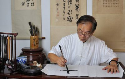 Chinese man makes callygraphie